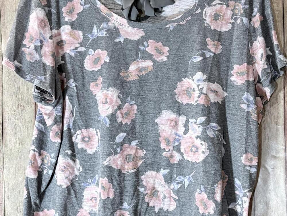 LC Lauren Conrad Gray Floral Print Short Sleeve Top with Lace Hem and Back Tie - Picture 2 of 11